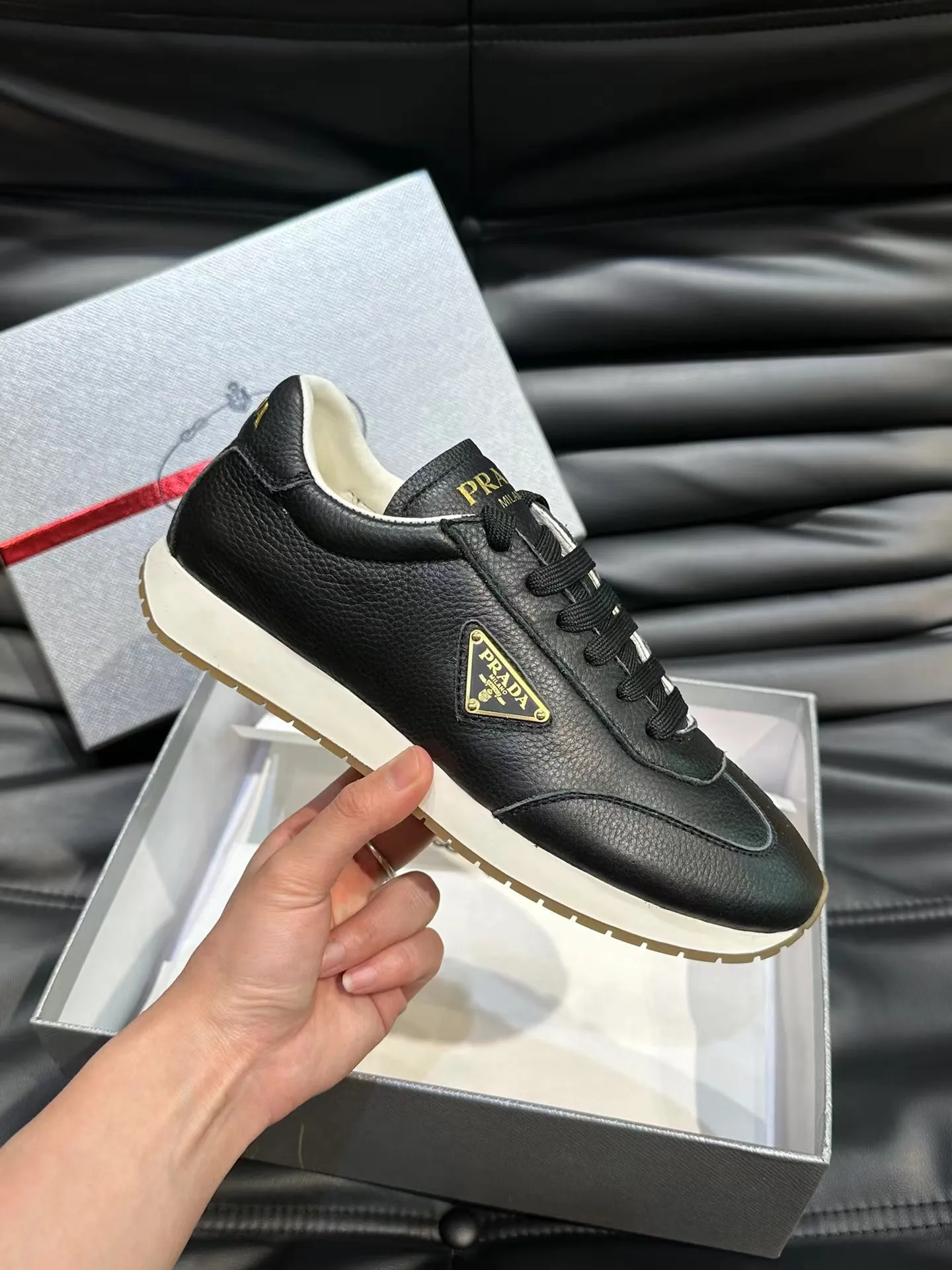 P400 38-45 Prada Prada’s new men’s leather sneakers, the highest version on the market, any comparison is welcome🆚! The original leather has excellent texture and is super high-end! Fetal sheep net lining imported from Italy, removable pad! Luxurious materials and fine workmanship, highly recommended!